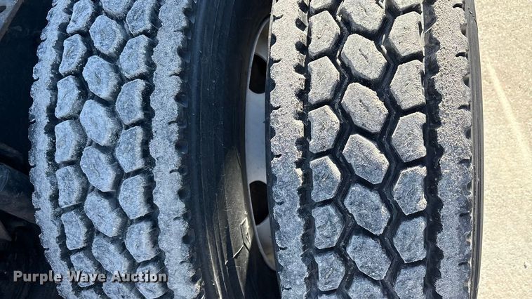 image for item FG1014 2016 Mack CXU613 semi truck