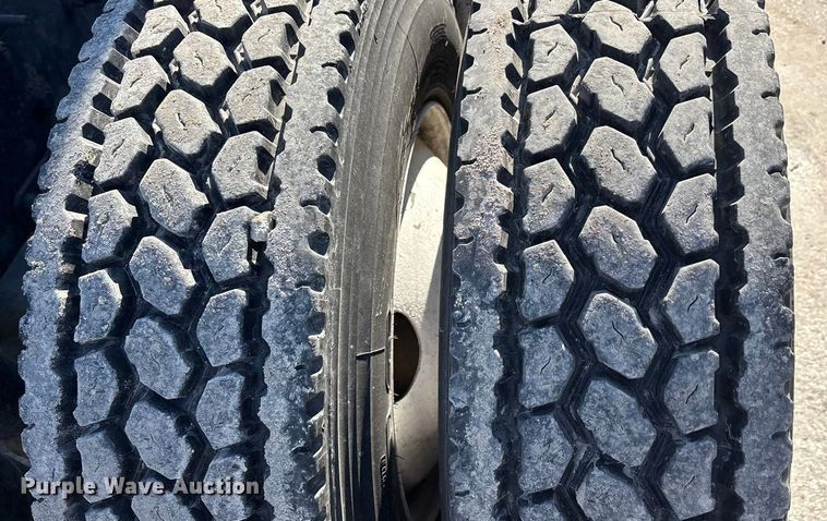 image for item FG1014 2016 Mack CXU613 semi truck