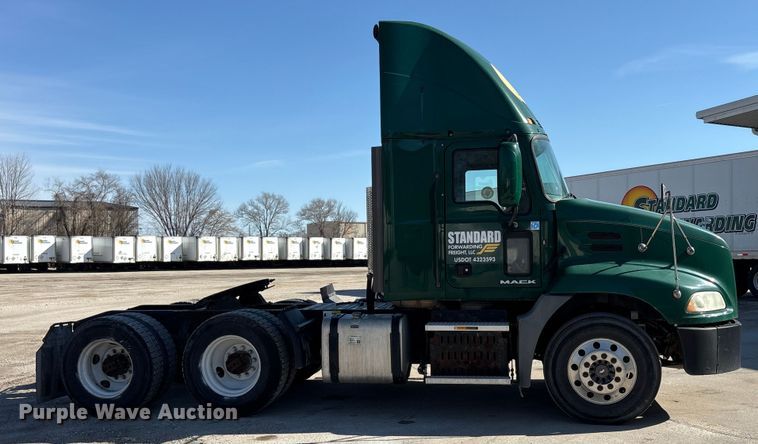 image for item FG1015 2016 Mack CXU613 semi truck