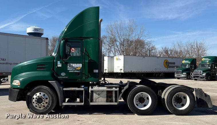 image for item FG1015 2016 Mack CXU613 semi truck