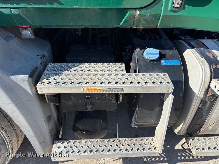 image for item FG1015 2016 Mack CXU613 semi truck