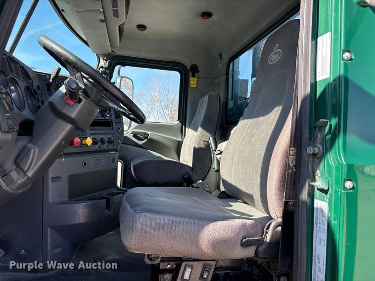 image for item FG1015 2016 Mack CXU613 semi truck