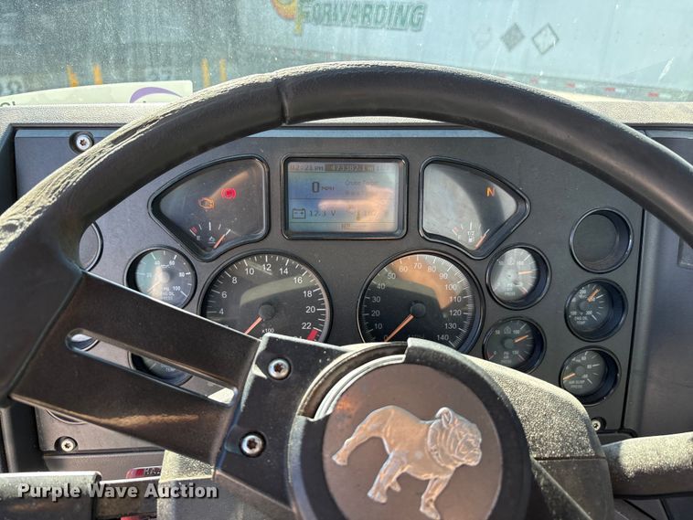 image for item FG1015 2016 Mack CXU613 semi truck