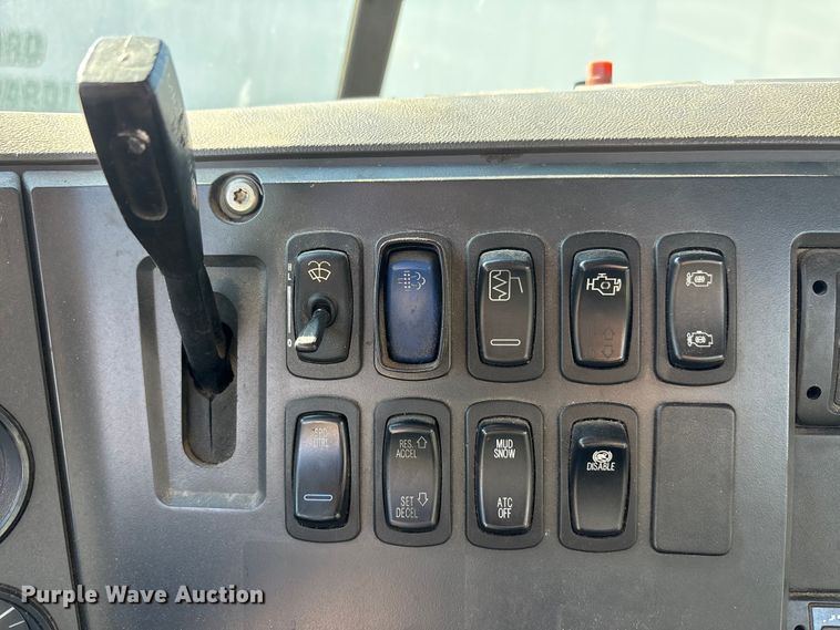 image for item FG1015 2016 Mack CXU613 semi truck