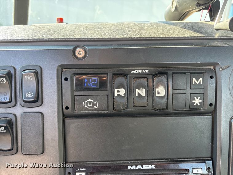 image for item FG1015 2016 Mack CXU613 semi truck