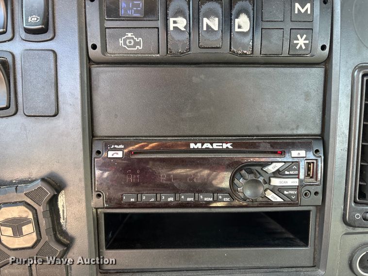 image for item FG1015 2016 Mack CXU613 semi truck