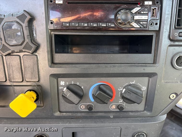 image for item FG1015 2016 Mack CXU613 semi truck