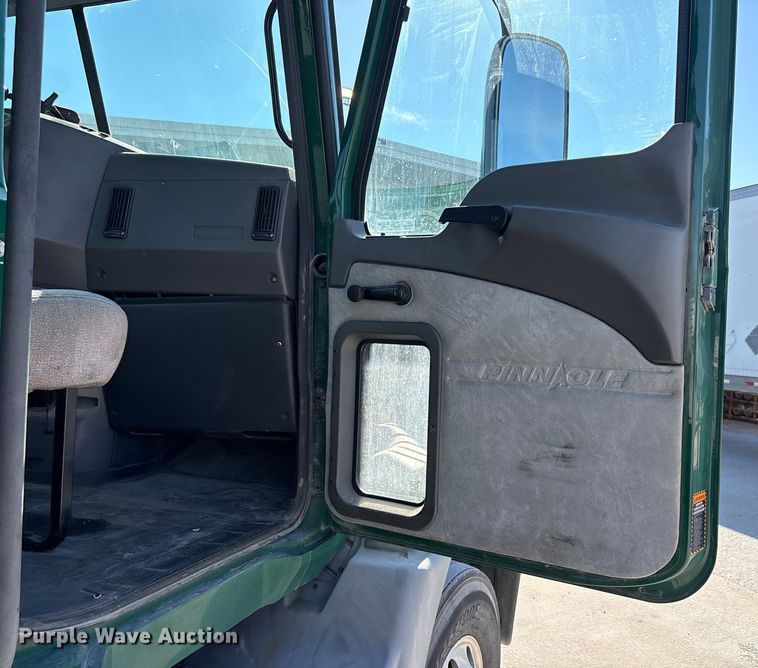 image for item FG1015 2016 Mack CXU613 semi truck