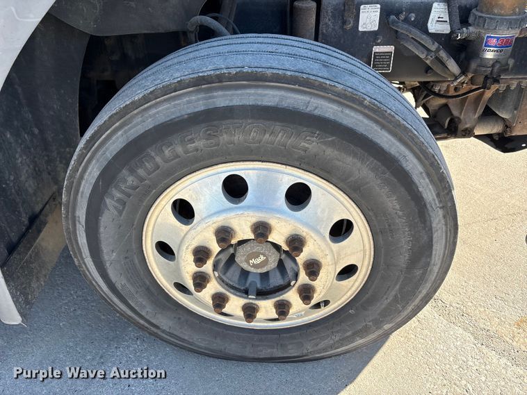 image for item FG1015 2016 Mack CXU613 semi truck