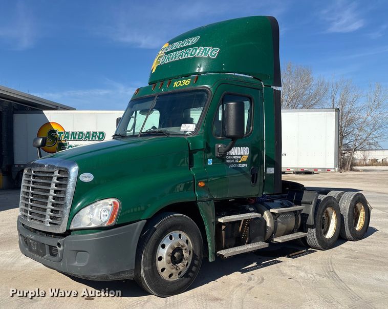 image for item FG1016 2017 Freightliner Cascadia 125 semi truck