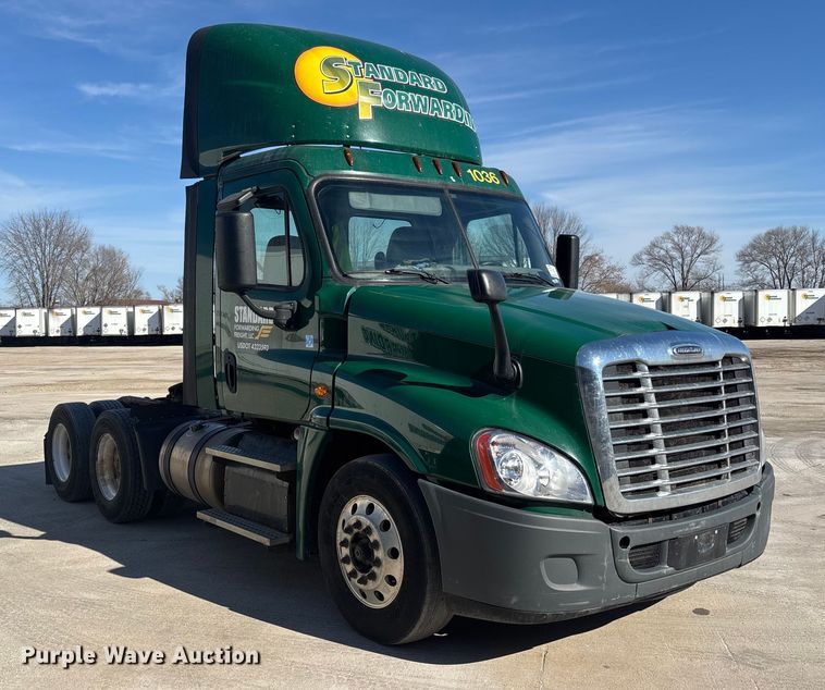 image for item FG1016 2017 Freightliner Cascadia 125 semi truck