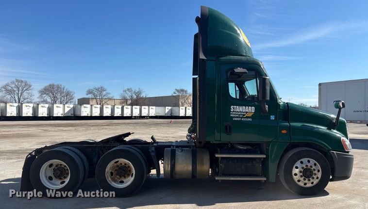 image for item FG1016 2017 Freightliner Cascadia 125 semi truck