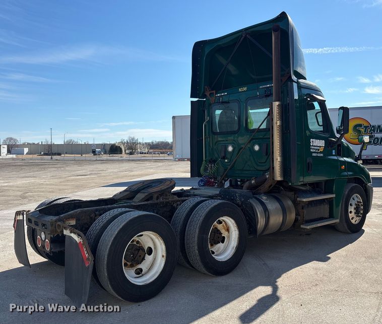 image for item FG1016 2017 Freightliner Cascadia 125 semi truck