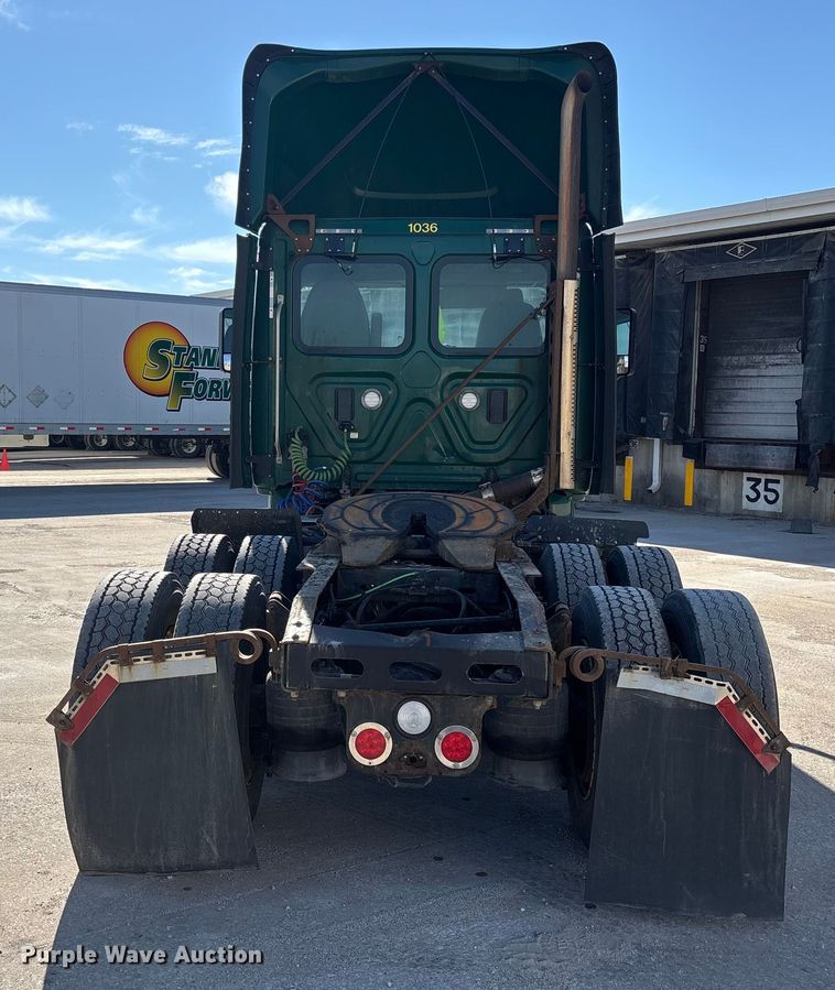 image for item FG1016 2017 Freightliner Cascadia 125 semi truck