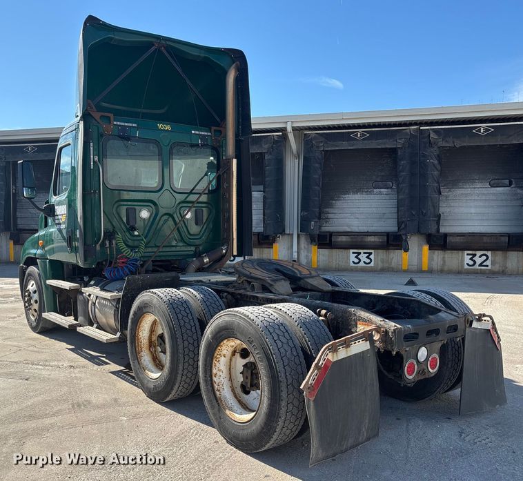 image for item FG1016 2017 Freightliner Cascadia 125 semi truck