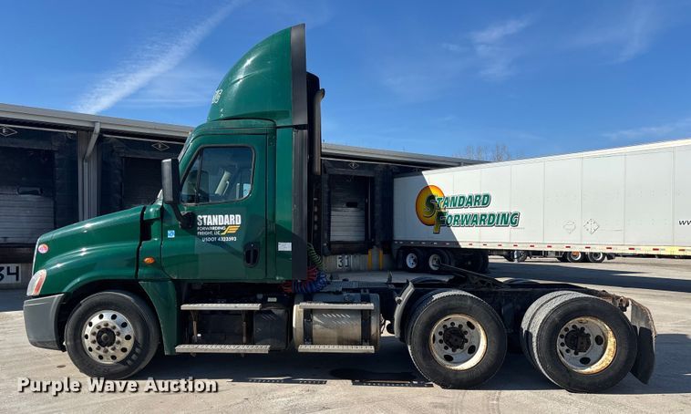 image for item FG1016 2017 Freightliner Cascadia 125 semi truck