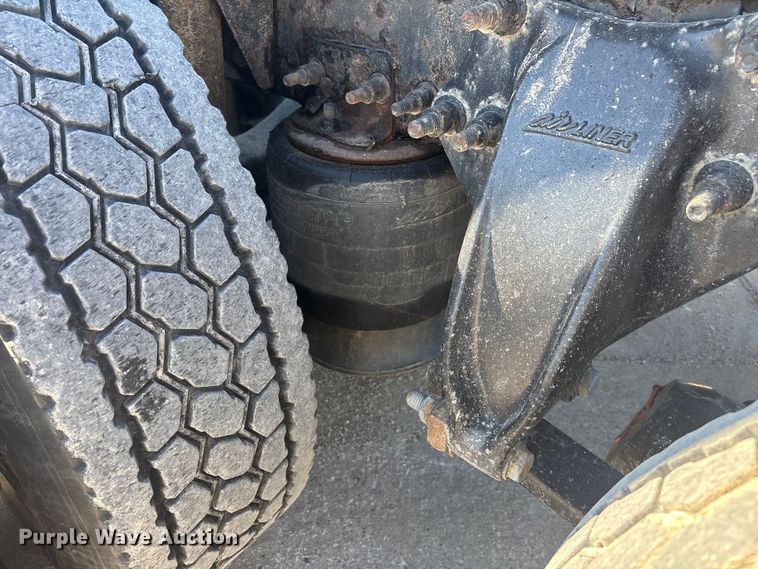 image for item FG1016 2017 Freightliner Cascadia 125 semi truck