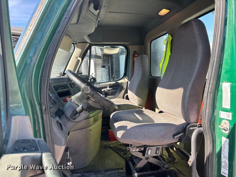 image for item FG1016 2017 Freightliner Cascadia 125 semi truck