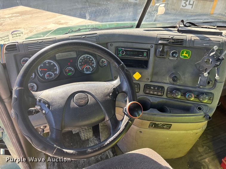 image for item FG1016 2017 Freightliner Cascadia 125 semi truck