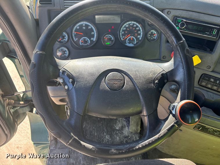 image for item FG1016 2017 Freightliner Cascadia 125 semi truck