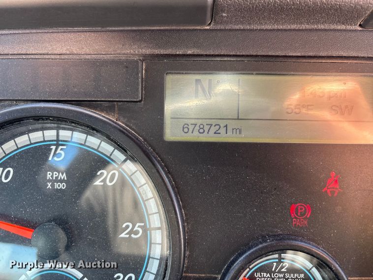 image for item FG1016 2017 Freightliner Cascadia 125 semi truck