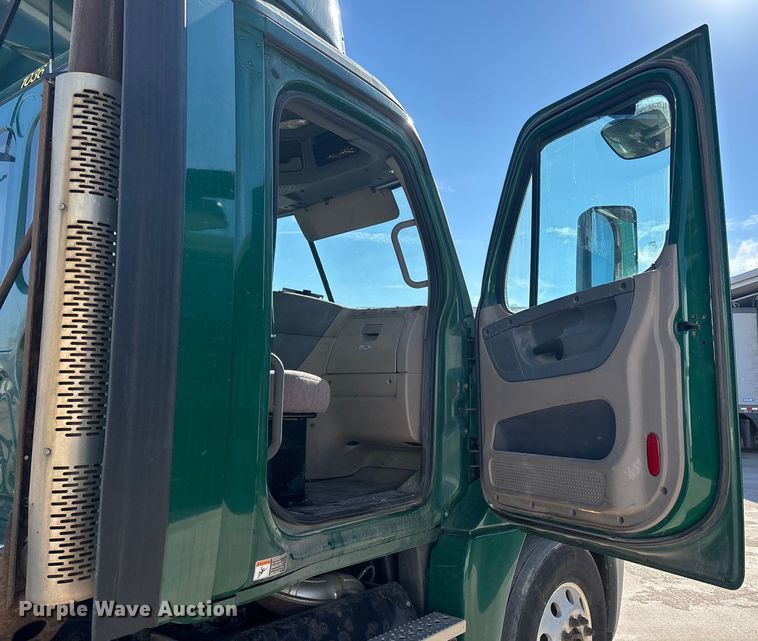 image for item FG1016 2017 Freightliner Cascadia 125 semi truck