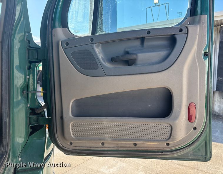 image for item FG1016 2017 Freightliner Cascadia 125 semi truck