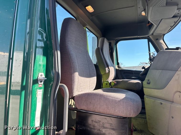 image for item FG1016 2017 Freightliner Cascadia 125 semi truck