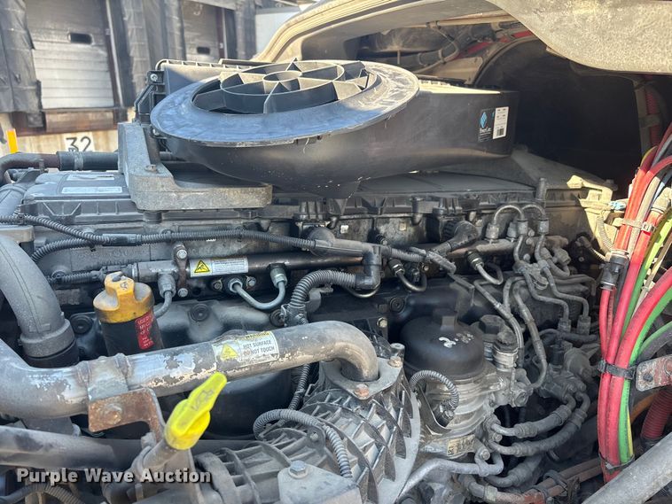 image for item FG1016 2017 Freightliner Cascadia 125 semi truck