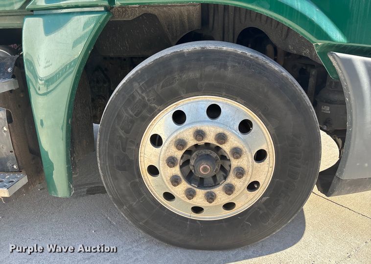 image for item FG1016 2017 Freightliner Cascadia 125 semi truck