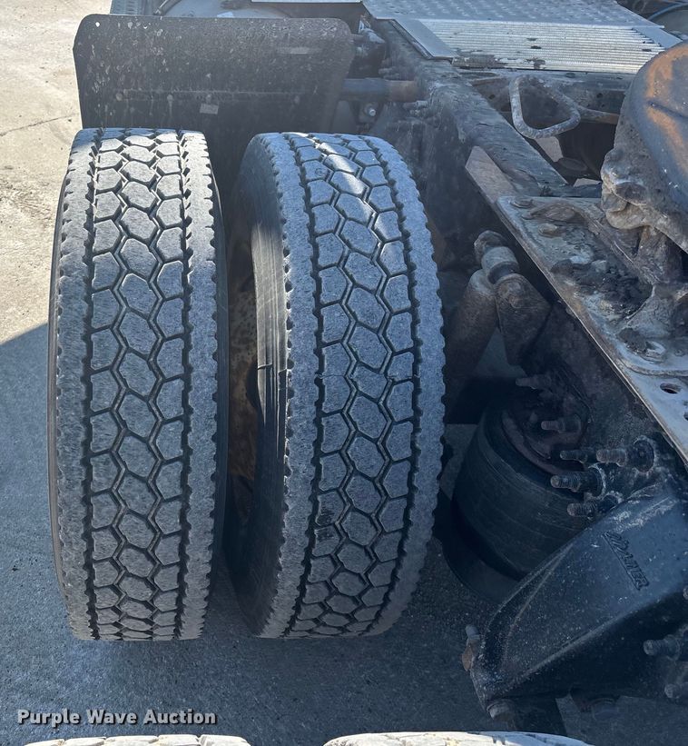 image for item FG1016 2017 Freightliner Cascadia 125 semi truck