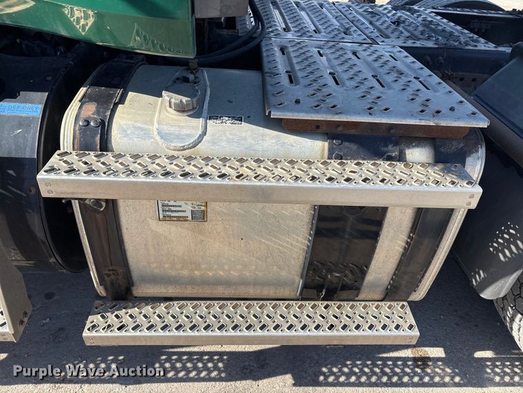 image for item FG1017 2016 Mack CXU613 semi truck