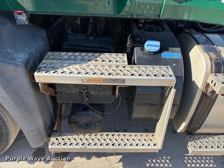 image for item FG1017 2016 Mack CXU613 semi truck