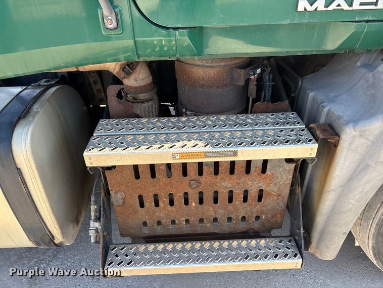 image for item FG1017 2016 Mack CXU613 semi truck