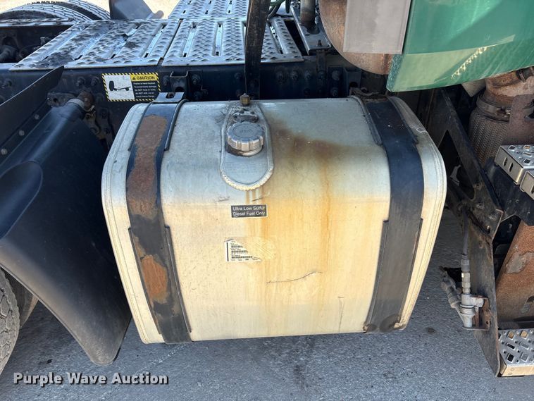 image for item FG1017 2016 Mack CXU613 semi truck