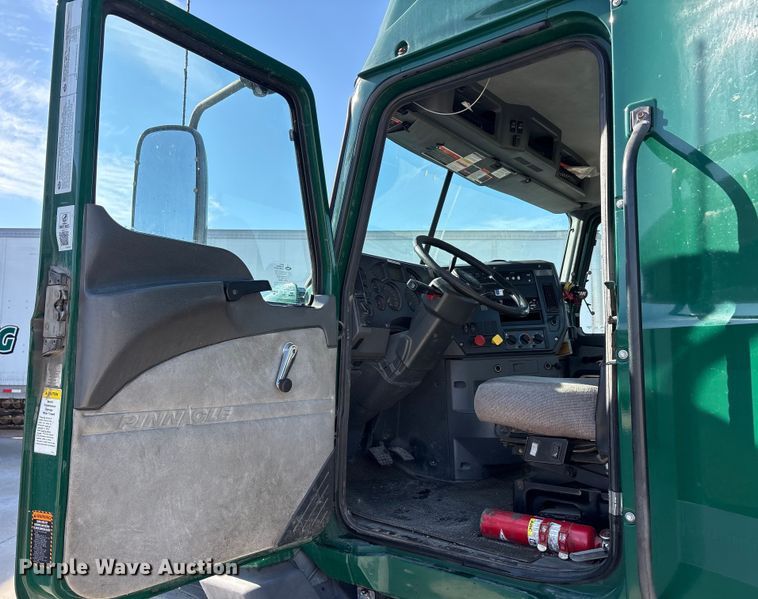 image for item FG1017 2016 Mack CXU613 semi truck