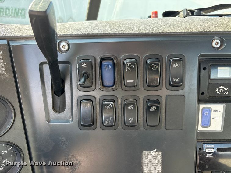 image for item FG1017 2016 Mack CXU613 semi truck