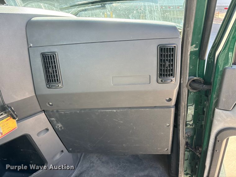 image for item FG1017 2016 Mack CXU613 semi truck