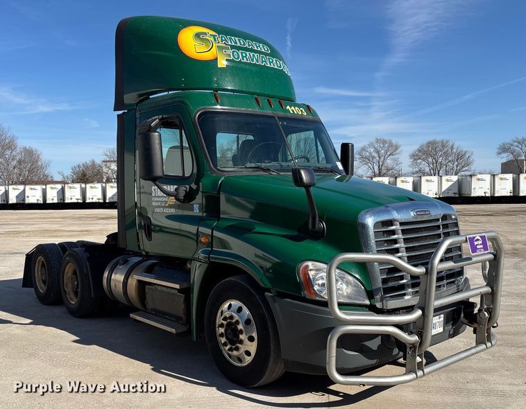 image for item FG1018 2017 Freightliner Cascadia 125 semi truck