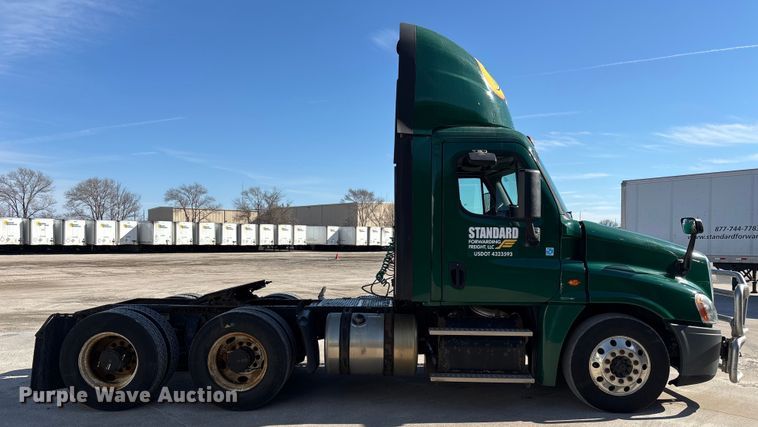 image for item FG1018 2017 Freightliner Cascadia 125 semi truck