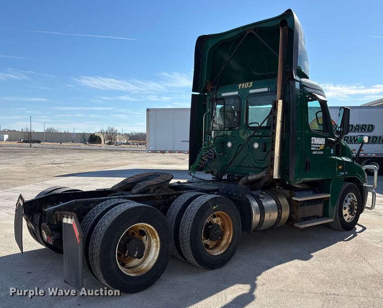 image for item FG1018 2017 Freightliner Cascadia 125 semi truck