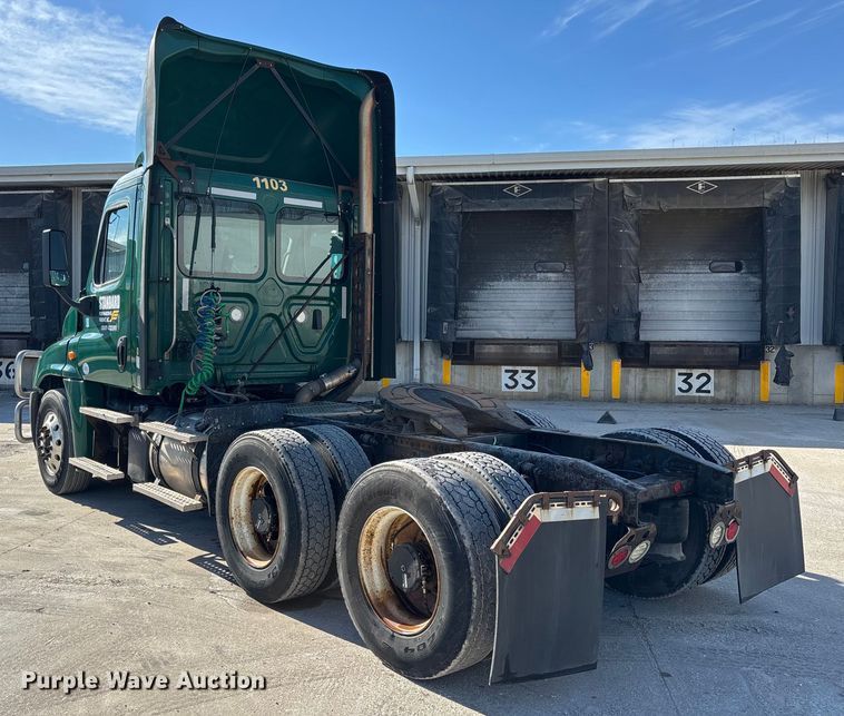 image for item FG1018 2017 Freightliner Cascadia 125 semi truck