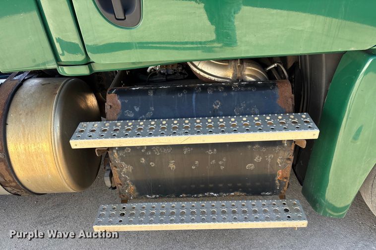 image for item FG1018 2017 Freightliner Cascadia 125 semi truck