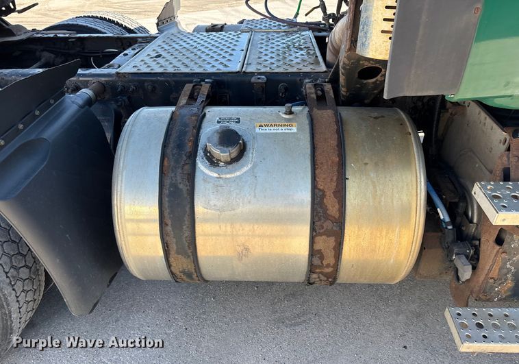 image for item FG1018 2017 Freightliner Cascadia 125 semi truck