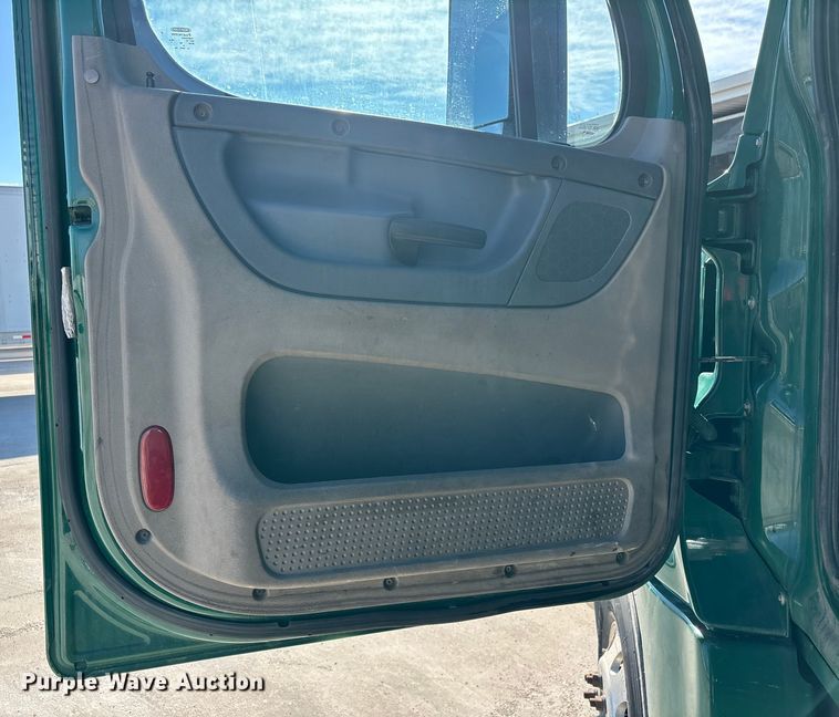 image for item FG1018 2017 Freightliner Cascadia 125 semi truck