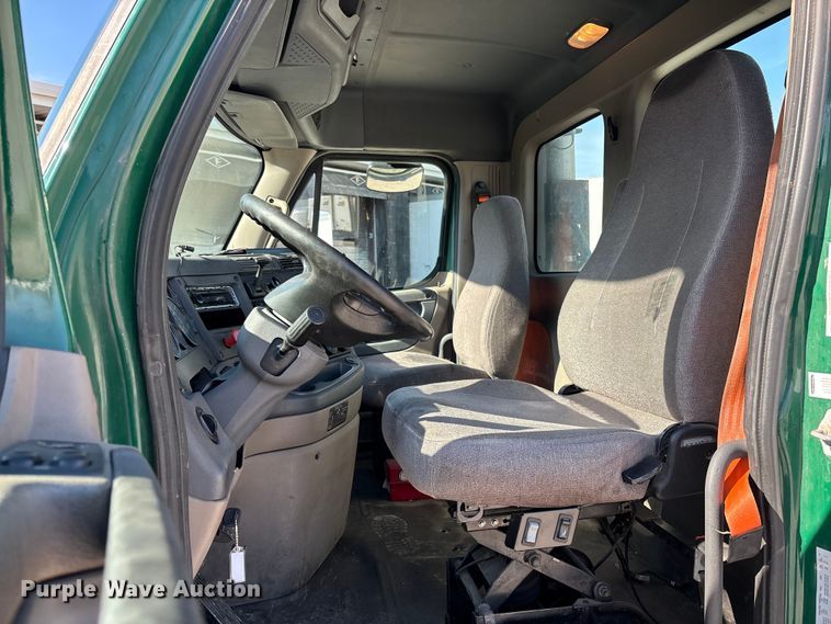 image for item FG1018 2017 Freightliner Cascadia 125 semi truck