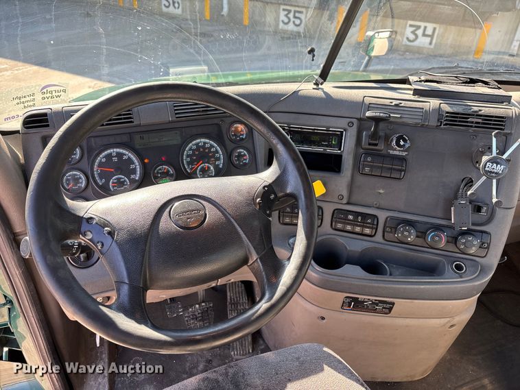 image for item FG1018 2017 Freightliner Cascadia 125 semi truck