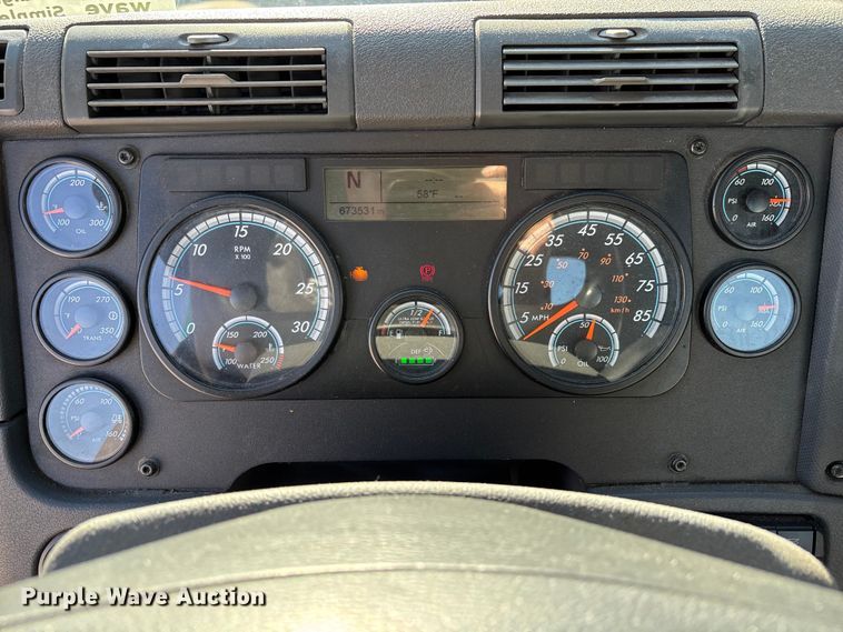 image for item FG1018 2017 Freightliner Cascadia 125 semi truck