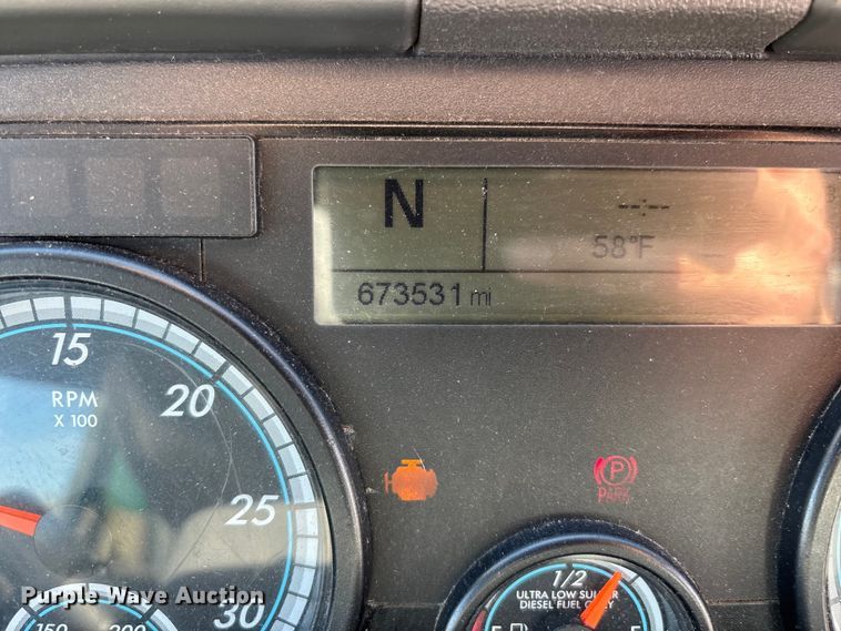 image for item FG1018 2017 Freightliner Cascadia 125 semi truck