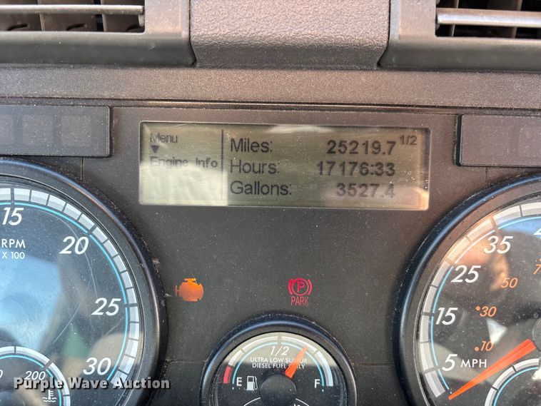 image for item FG1018 2017 Freightliner Cascadia 125 semi truck